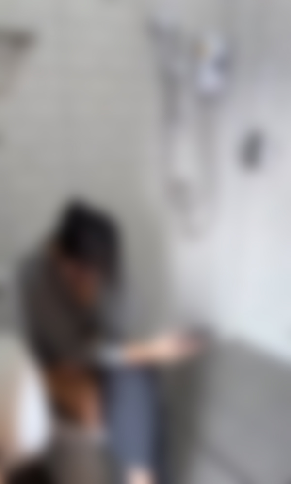 สาวสวยตั้งกล้องโชว์ทำธุระในห้องน้ำ