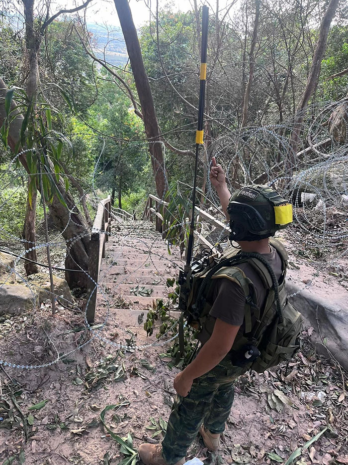 ทำลายบันไดไม้