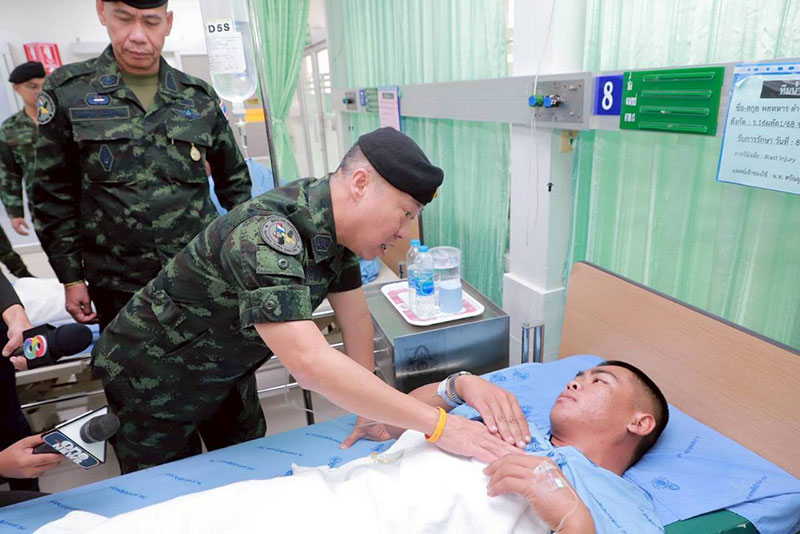 เสธ ทบ ลงพื้นที่กองทัพภาคที่ 2 ดูแลประชาชน