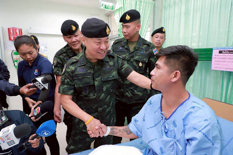 เสธ ทบ ลงพื้นที่กองทัพภาคที่ 2 ดูแลประชาชน