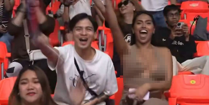 หญิงสาวสวมชุดเดรสแหวก