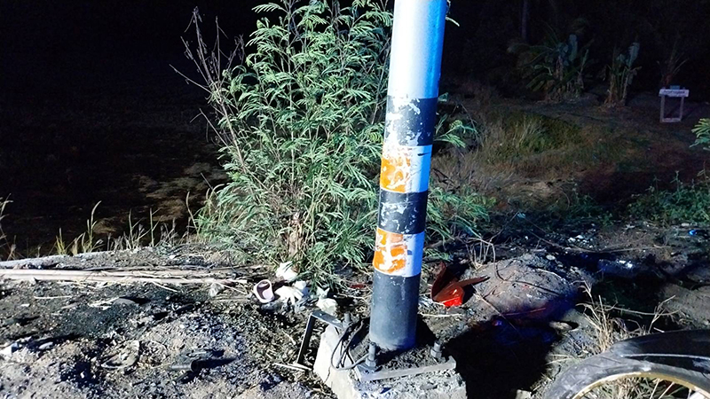 จยย.เสียหลักชนเสาไฟฟ้า