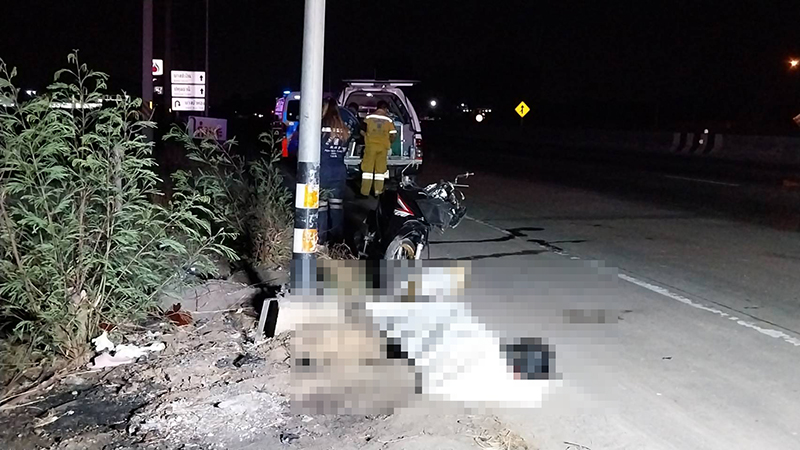 จยย.เสียหลักชนเสาไฟฟ้า