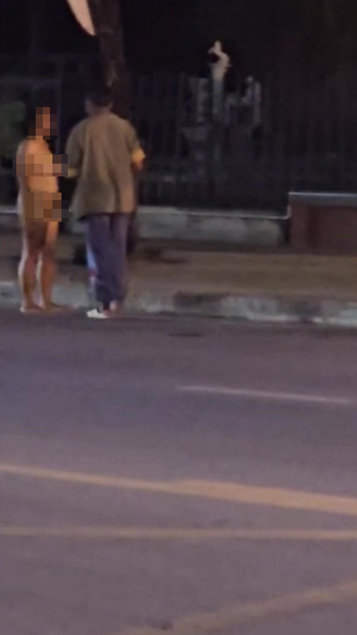 สาวแก้ผ้าเดินโชว์กลางเมือง