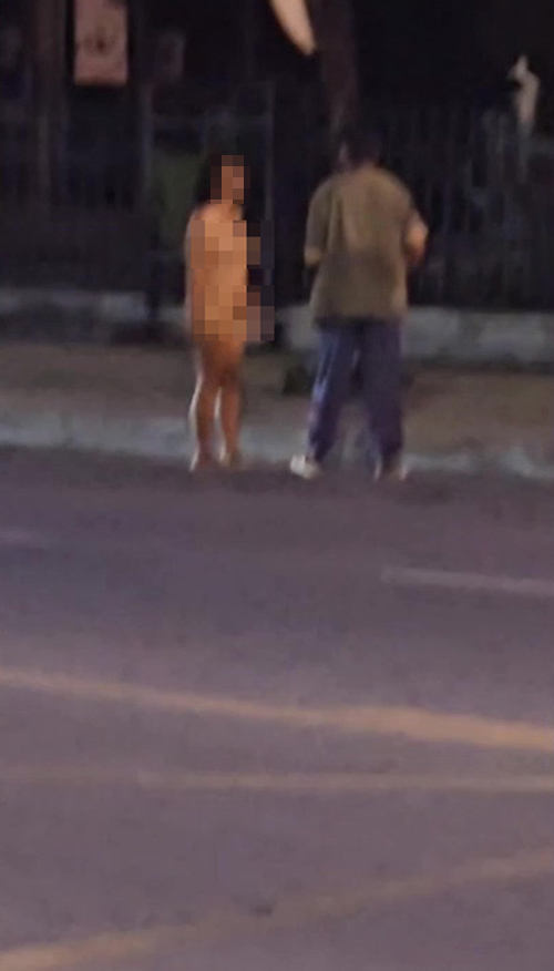 สาวแก้ผ้าเดินโชว์กลางเมือง