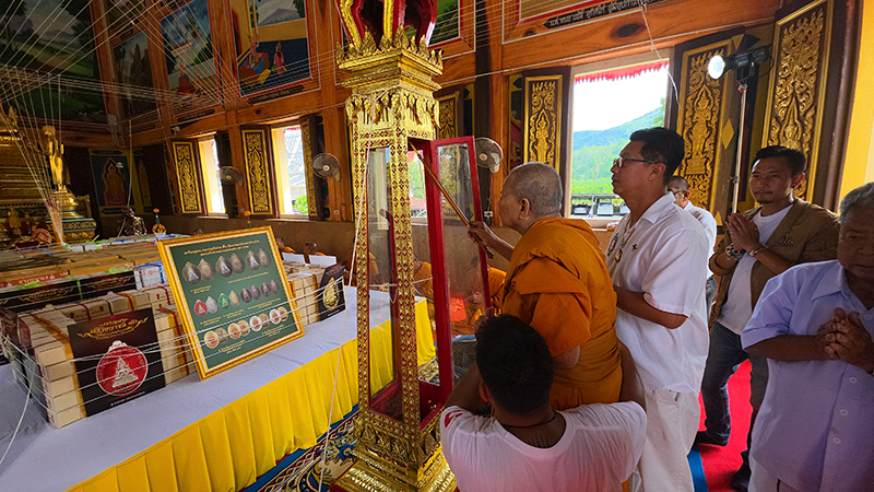 งูเขียวเลื้อยพันหางพญานาค