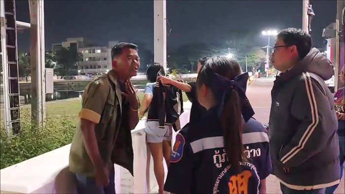 สาวแก้ผ้าเดินโชว์กลางเมือง