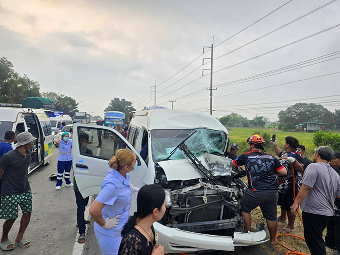 รถนักเรียนชนกัน 