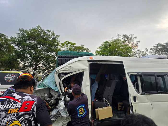 รถนักเรียนชนกัน 