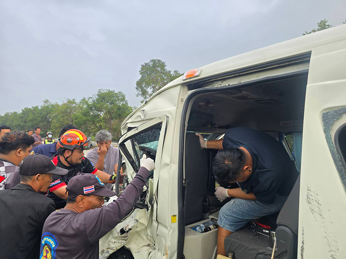 รถนักเรียนชนกัน 