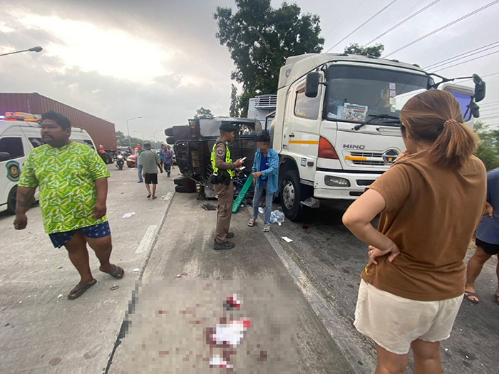 รถนักเรียนชนกัน 