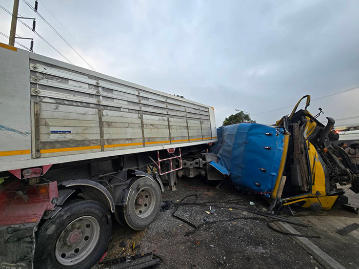 รถนักเรียนชนกัน 