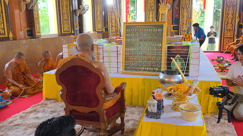 งูเขียวเลื้อยพันหางพญานาค