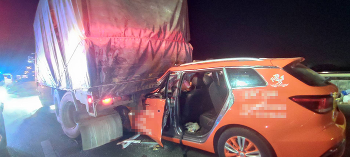 ชนท้ายสิบล้อ