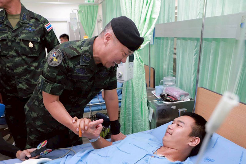 เสธ ทบ ลงพื้นที่กองทัพภาคที่ 2 ดูแลประชาชน