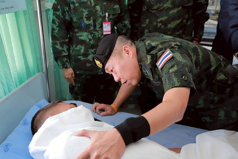 เสธ ทบ ลงพื้นที่กองทัพภาคที่ 2 ดูแลประชาชน