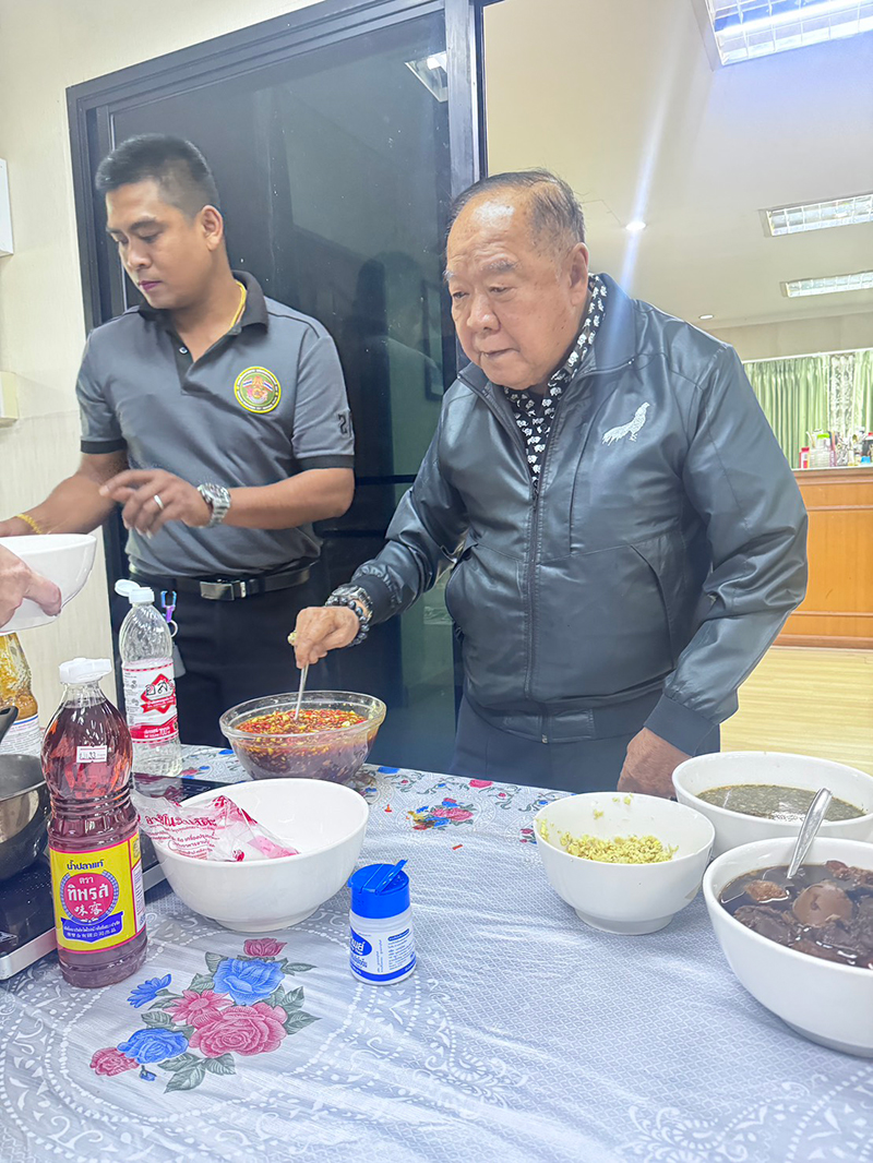 ลุงป้อมทำข้าวมันไก่