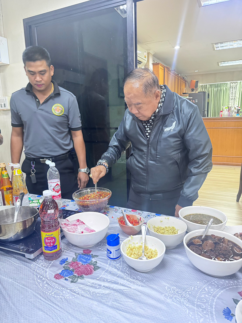 ลุงป้อมทำข้าวมันไก่