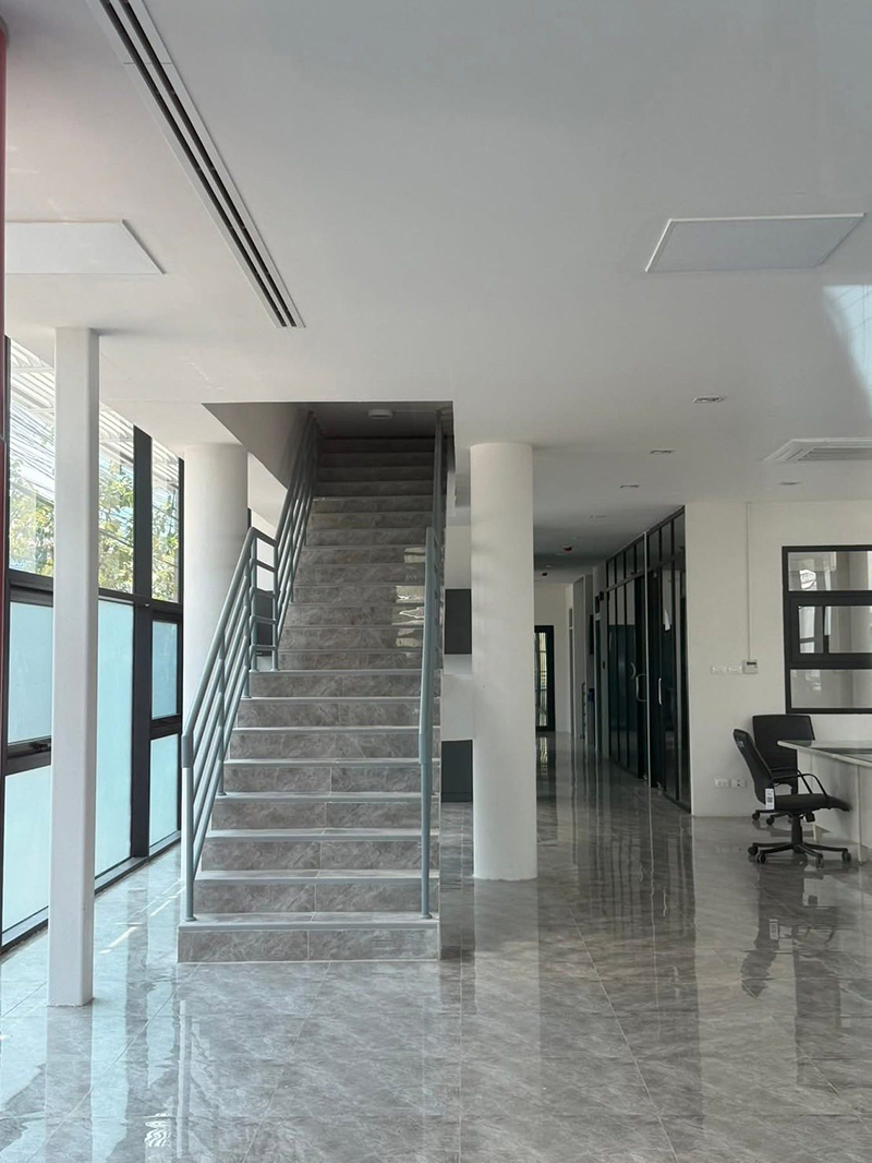 บันไดทะลุฝ้า สน.สุทธิสาร