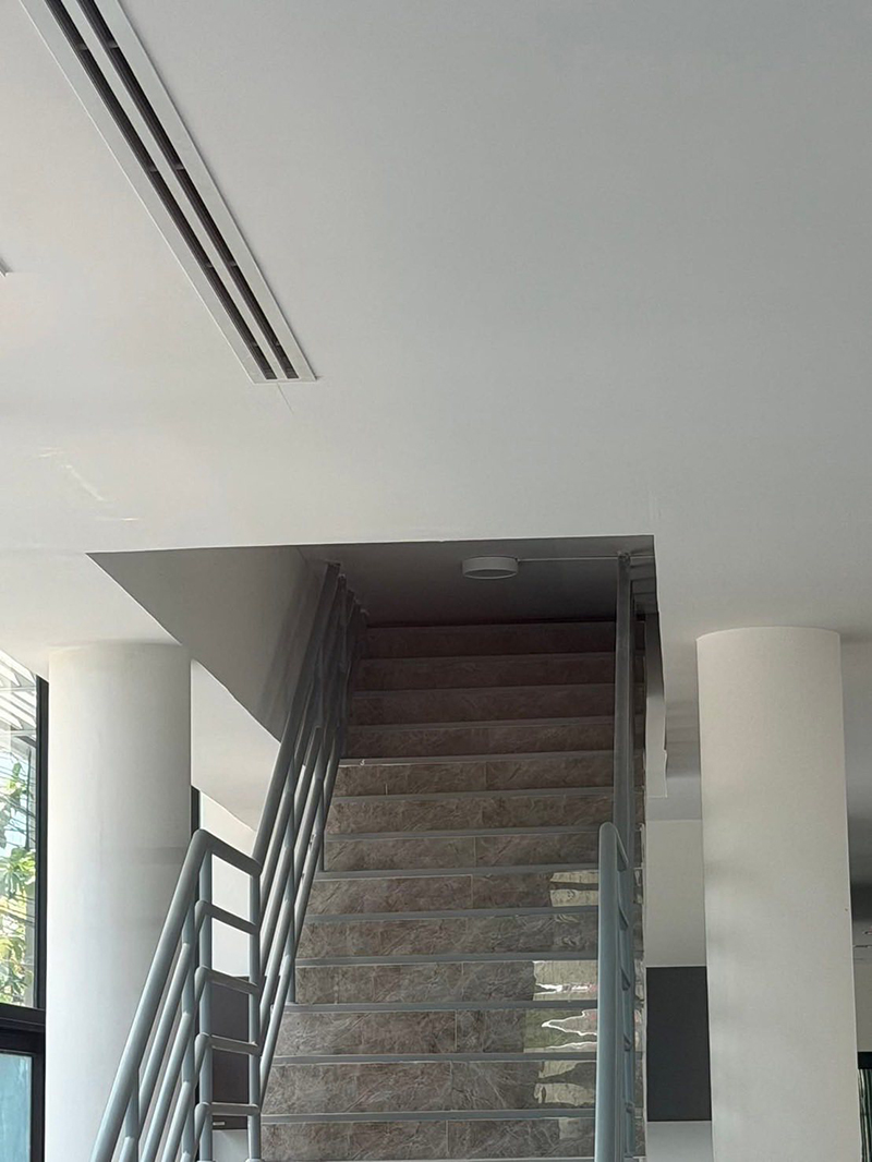 บันไดทะลุฝ้า สน.สุทธิสาร