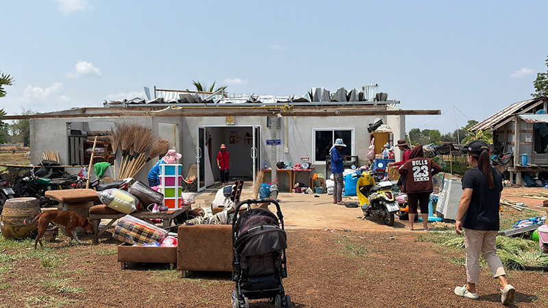 พายุถล่ม