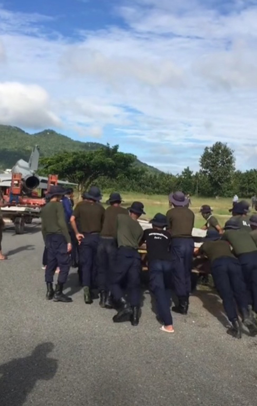 เขมรโชว์ ขนเครื่องบินรบ  Mig-21