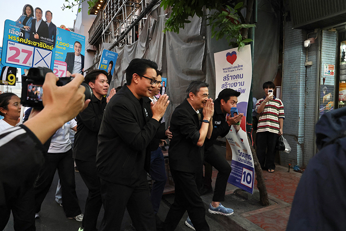 อภิสิทธิ์ 