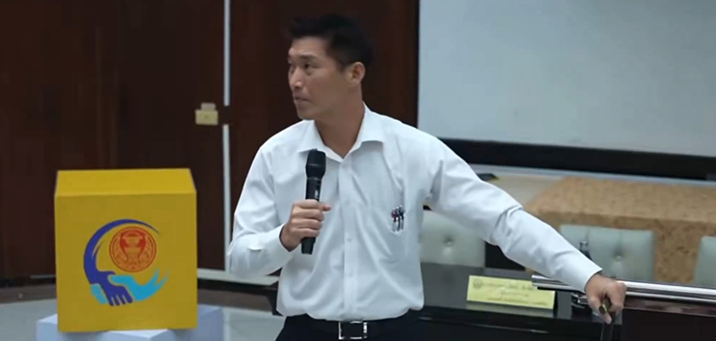 ธนาธร จึงรุ่งเรืองกิจ