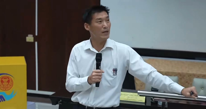 ธนาธร จึงรุ่งเรืองกิจ