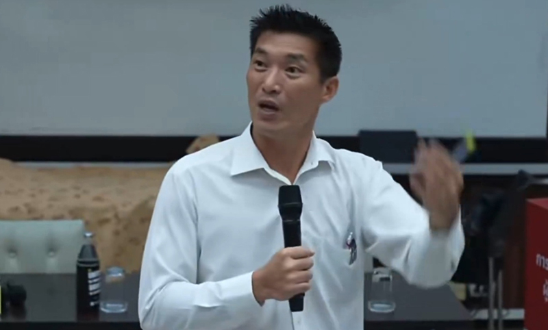 ธนาธร จึงรุ่งเรืองกิจ