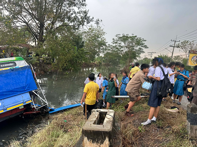 รถสองแถวรับส่งนักเรียนเสียหลักพุ่งลงคลอง