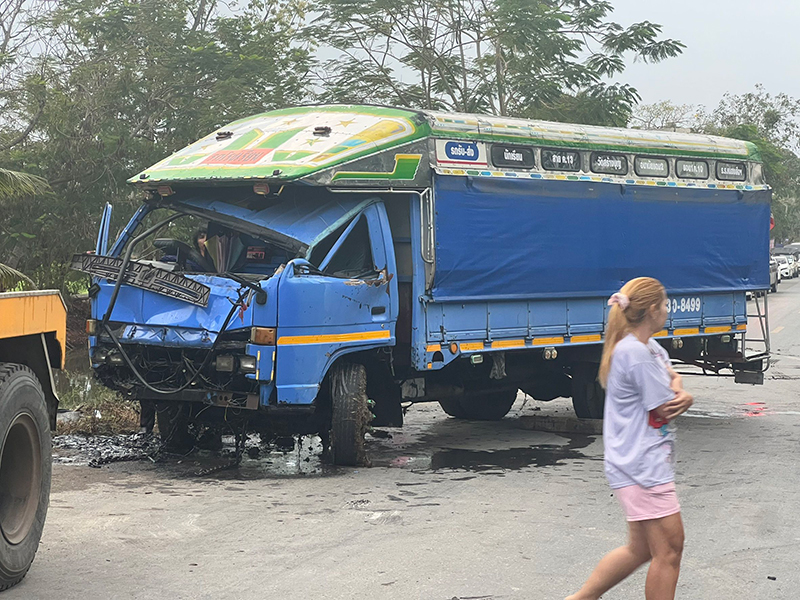 รถสองแถวรับส่งนักเรียนเสียหลักพุ่งลงคลอง