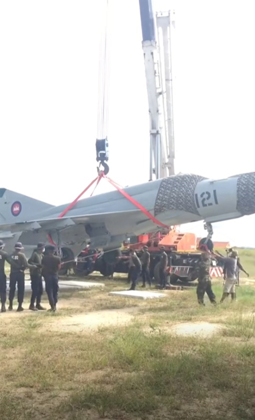 เขมรโชว์ ขนเครื่องบินรบ  Mig-21