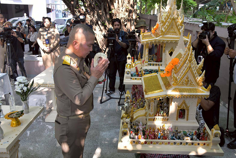 พลตำรวจโทรุทธพล เนาวรัตน์