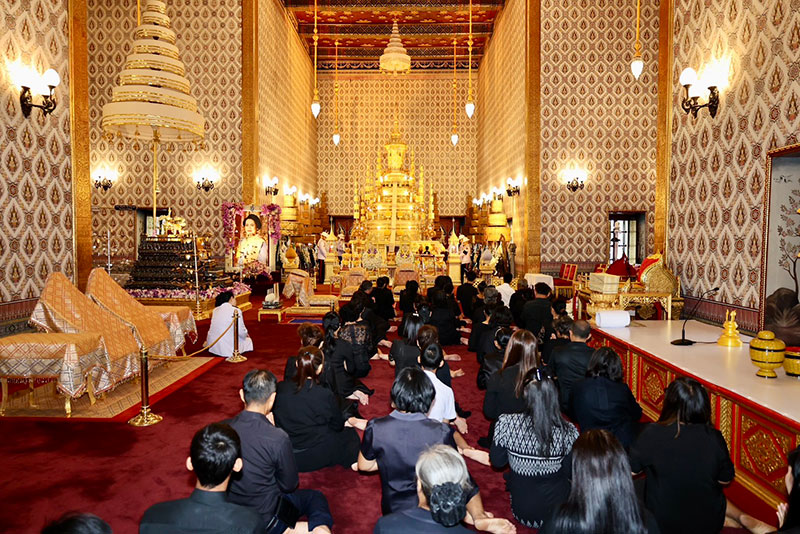 สักการะพระบรมศพ สมเด็จพระพันปีหลวง