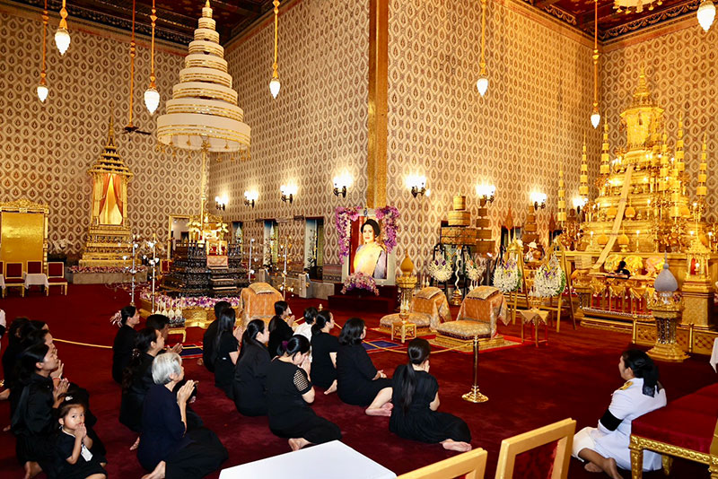 สักการะพระบรมศพ สมเด็จพระพันปีหลวง