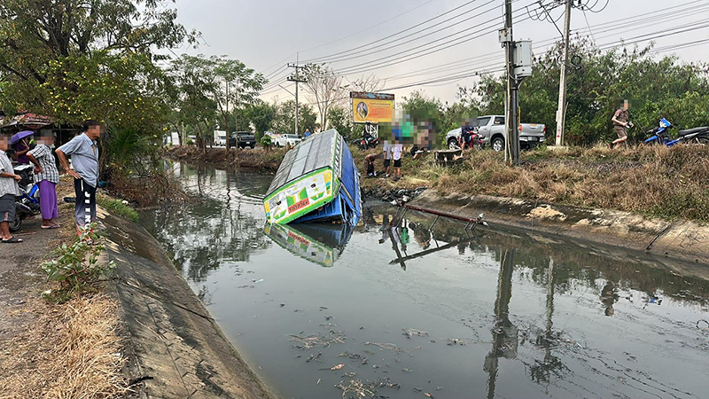 รถสองแถวรับส่งนักเรียนเสียหลักพุ่งลงคลอง