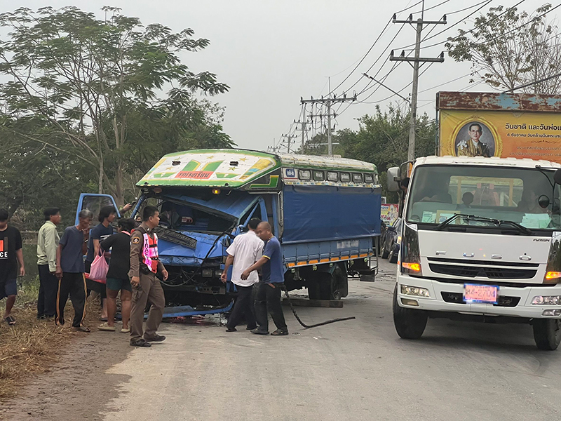 รถสองแถวรับส่งนักเรียนเสียหลักพุ่งลงคลอง