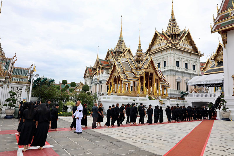สักการะพระบรมศพ สมเด็จพระพันปีหลวง