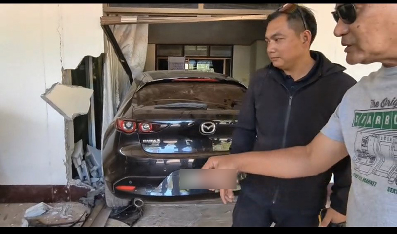 รถพุ่งทะลุบ้าน