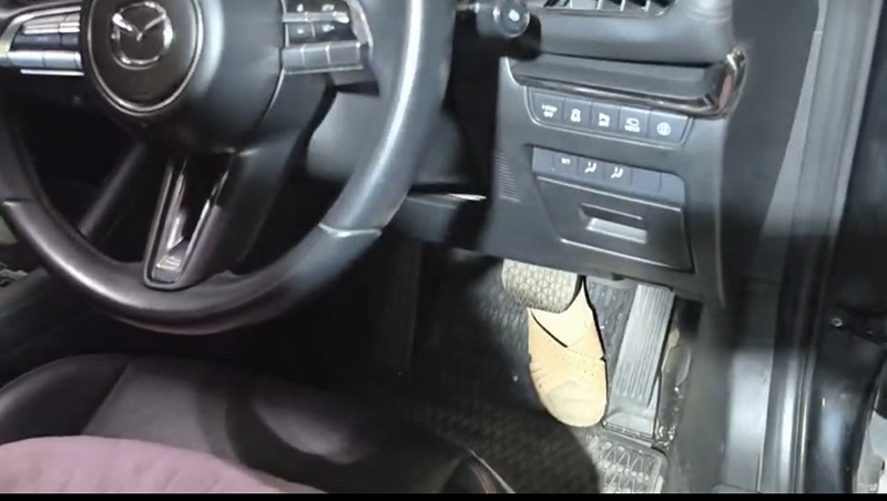 รถพุ่งทะลุบ้าน