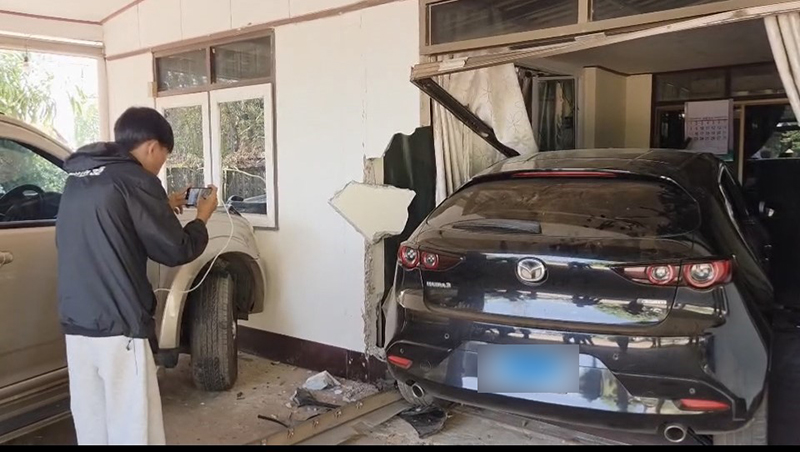 รถพุ่งทะลุบ้าน