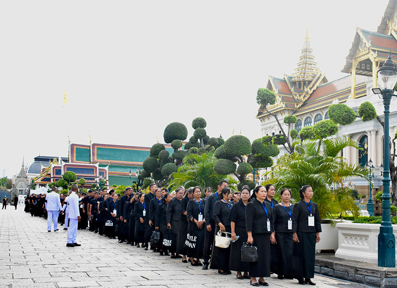 สักการะพระบรมศพ สมเด็จพระพันปีหลวง