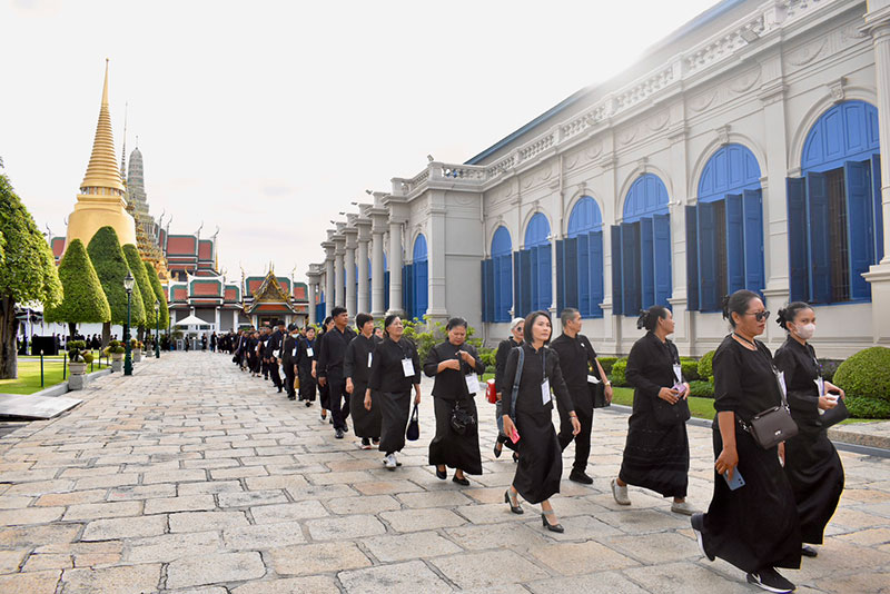 สักการะพระบรมศพ สมเด็จพระพันปีหลวง