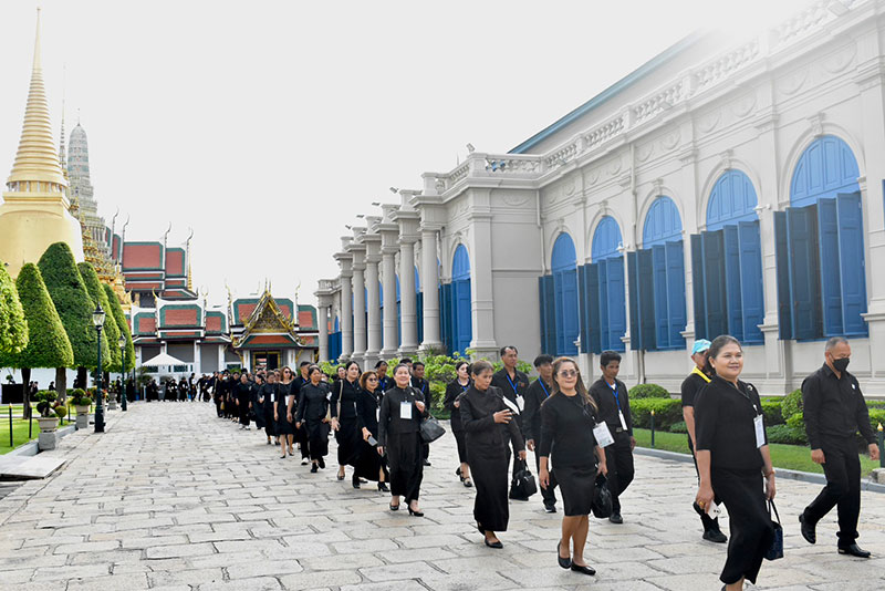 สักการะพระบรมศพ สมเด็จพระพันปีหลวง