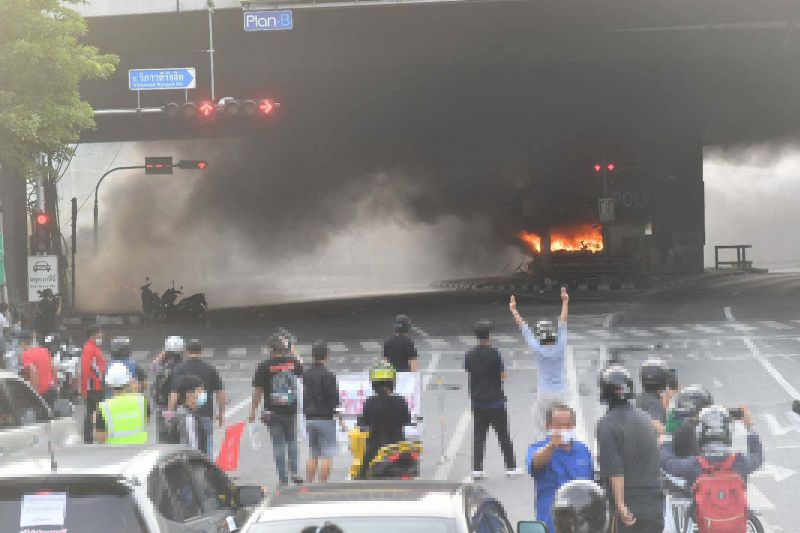 ม็อบทะลุแก๊ส