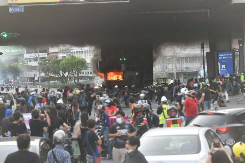 ม็อบทะลุแก๊ส