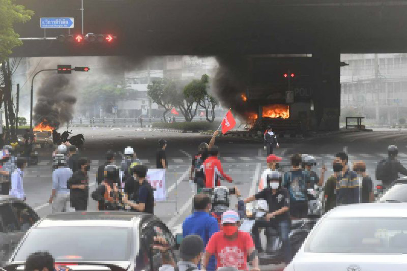 ม็อบทะลุแก๊ส