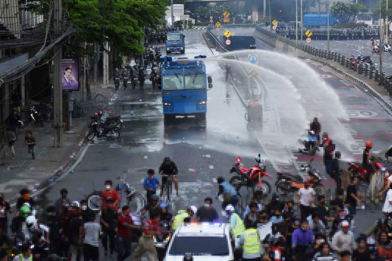 ม็อบทะลุแก๊ส