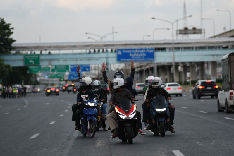 ม็อบทะลุแก๊ส